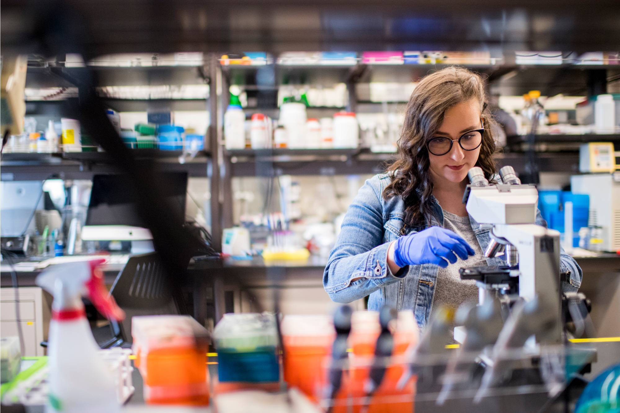A woman in the Women in Science & Engineering community works in the lab.